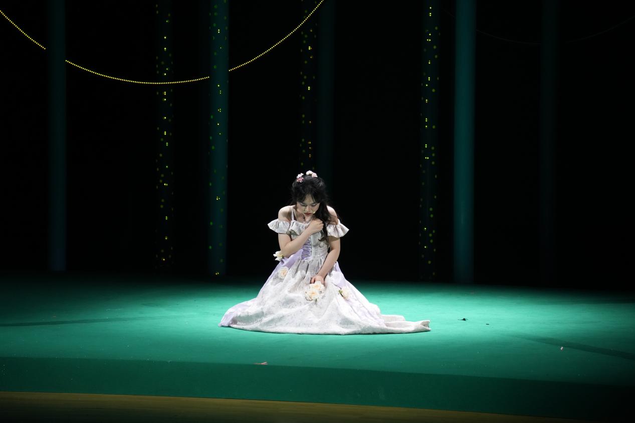 全校800余名师生共同观看了演出